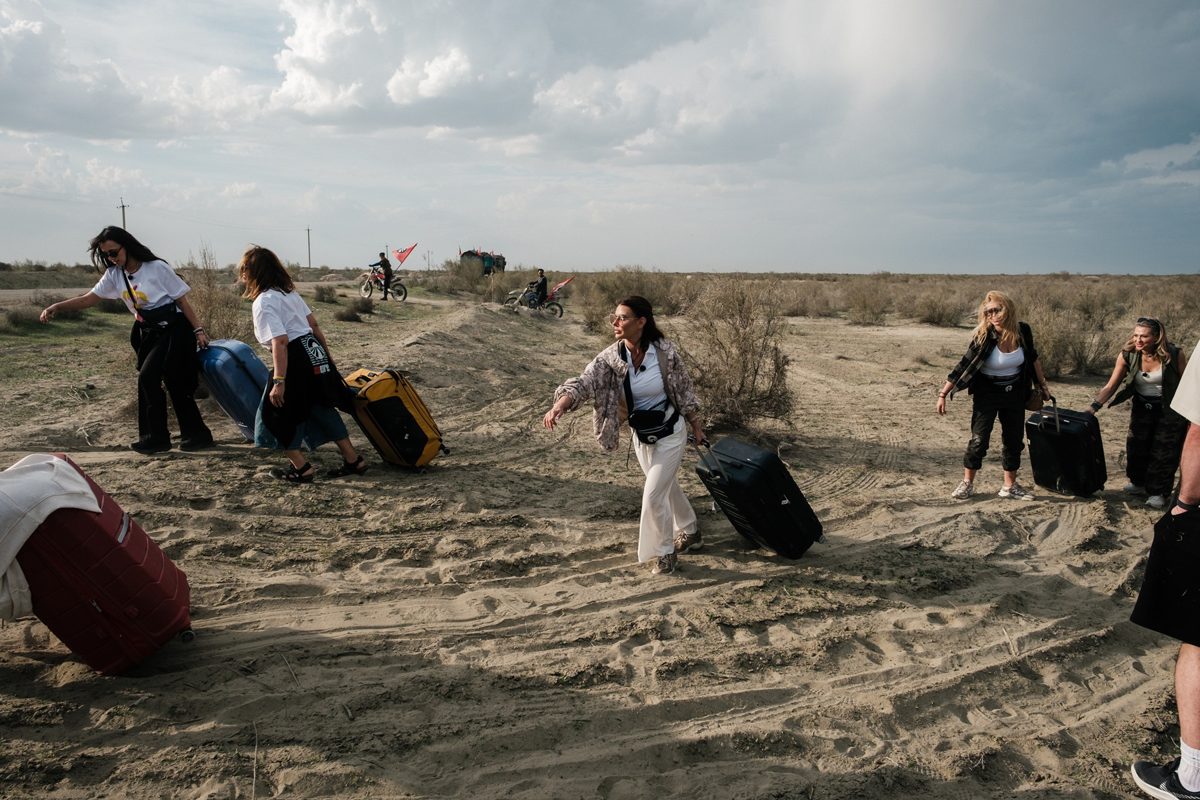 Asia Express începe diseară cu concurenții lăsați în deșertul din Uzbekistan