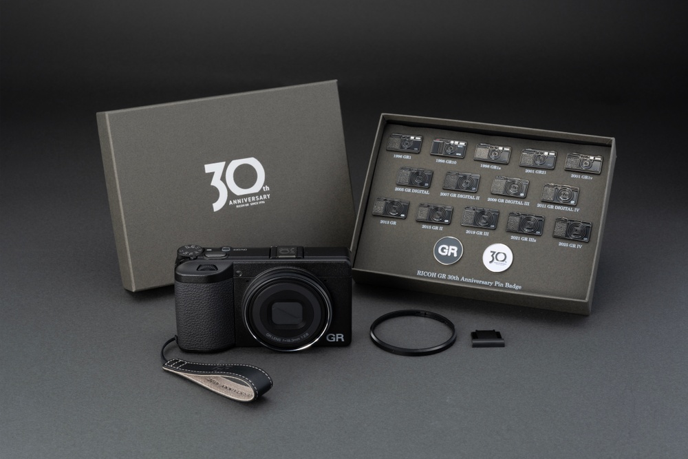 Ricoh GR IV 30th Anniversary Edition Kit, cu aparatul, cureaua și setul de insigne