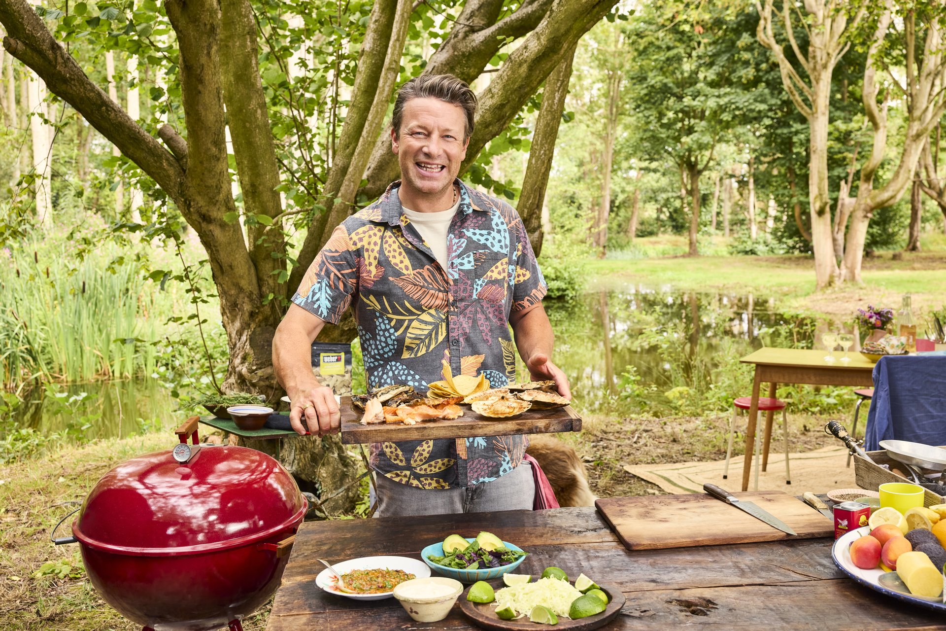 Jamie Oliver vine la TV Paprika în octombrie cu două emisiuni culinare în premieră: grătar de toamnă și rețete de festin cu buget redus