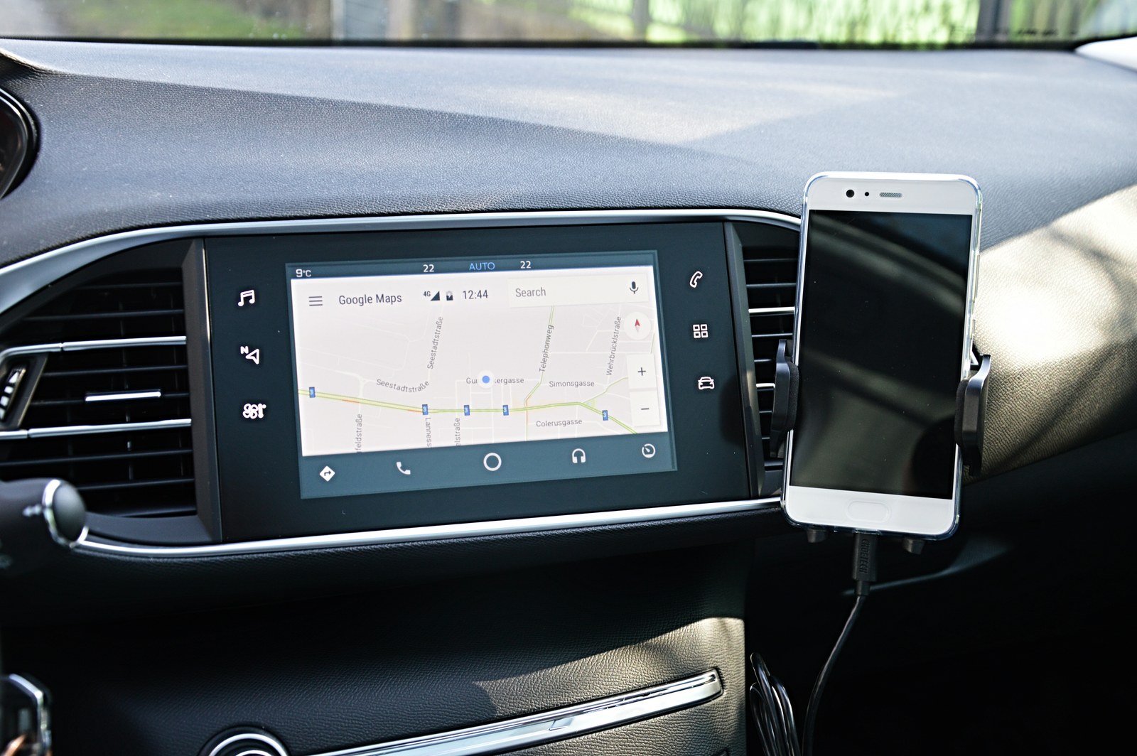 Patru aplicații utile pentru Android Auto testate pe ecranul mașinii