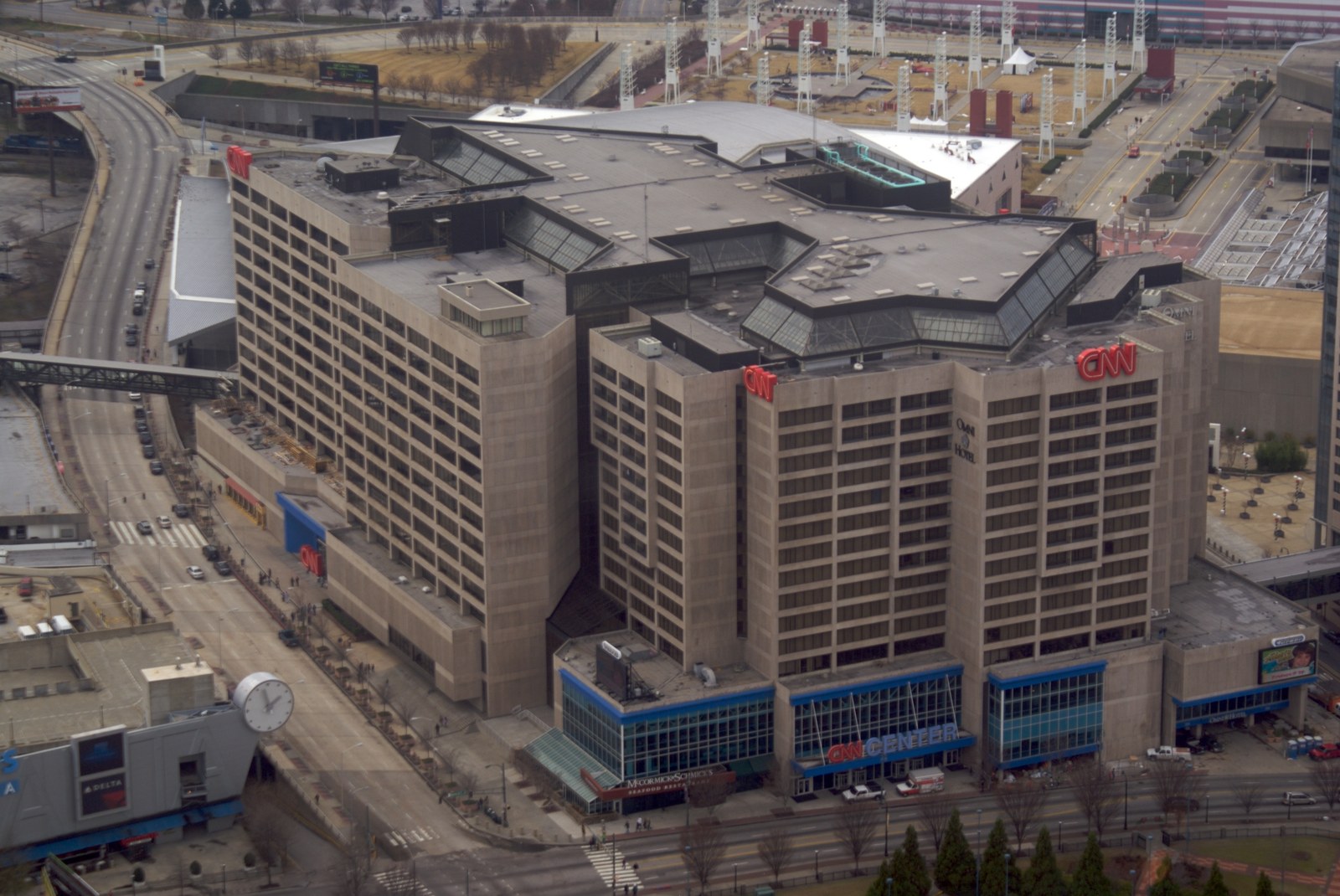 CNN semnează un parteneriat cu Google pentru funcții de inteligență artificială