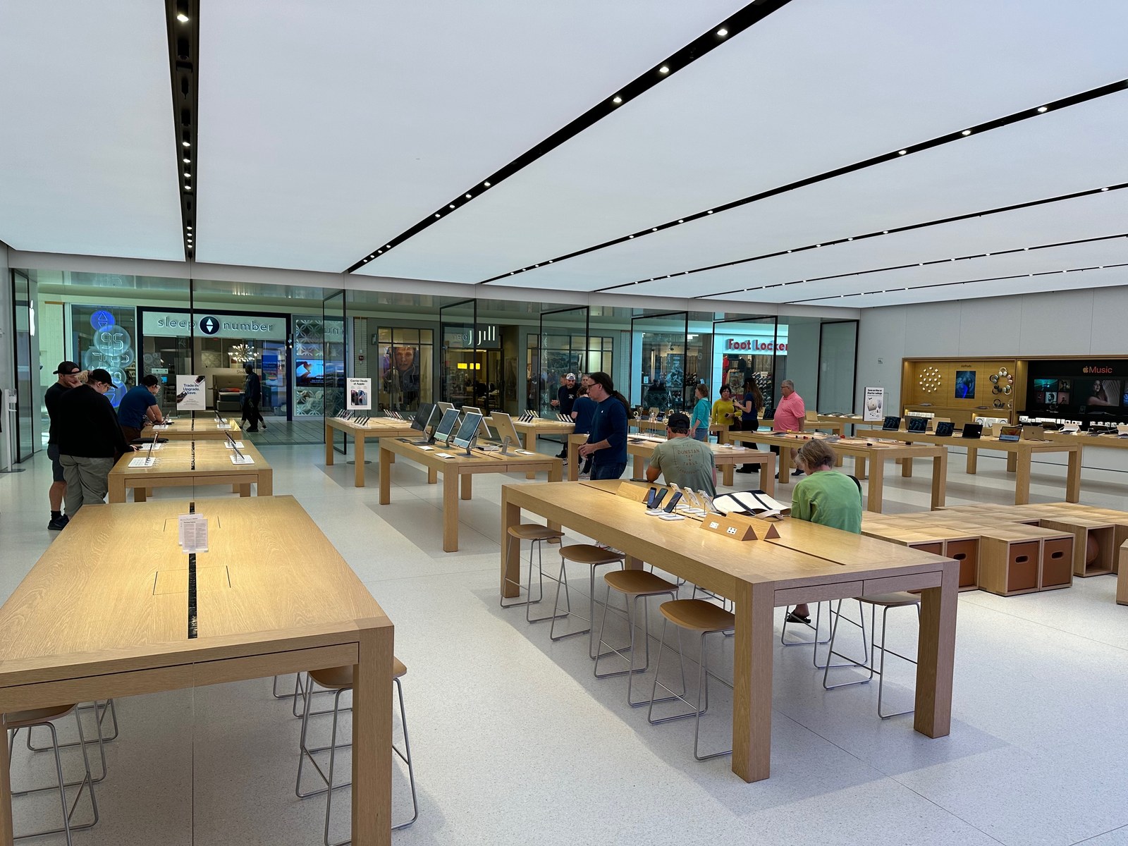 iPhone Duo are termene de livrare amânate: cât costă la precomandă în România