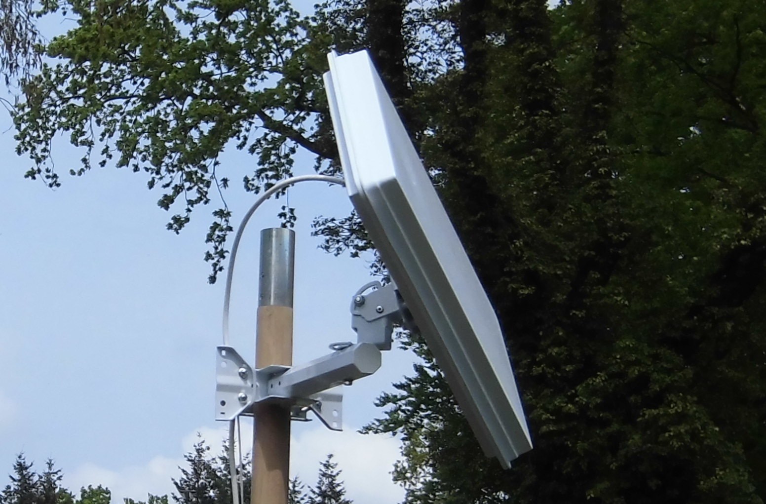 Cum repari carcasa unei antene de satelit plate sparte de grindină cu sub 20 de euro
